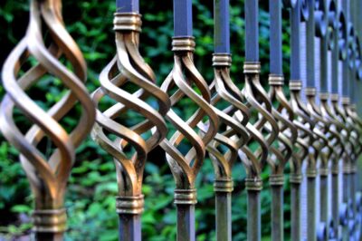 metalowe ogrodzenie zdobione