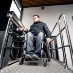 Winda krzesełkowa dla niepełnosprawnych ? praktyczne rozwiązanie dla domów i budynków użyteczności publicznej